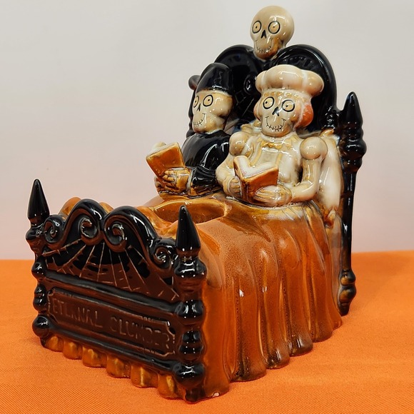 Yankee Candle Boney Bunch Eternal Slumber Couple Bed Halloween Decor - EUC!! - Picture 1 of 10